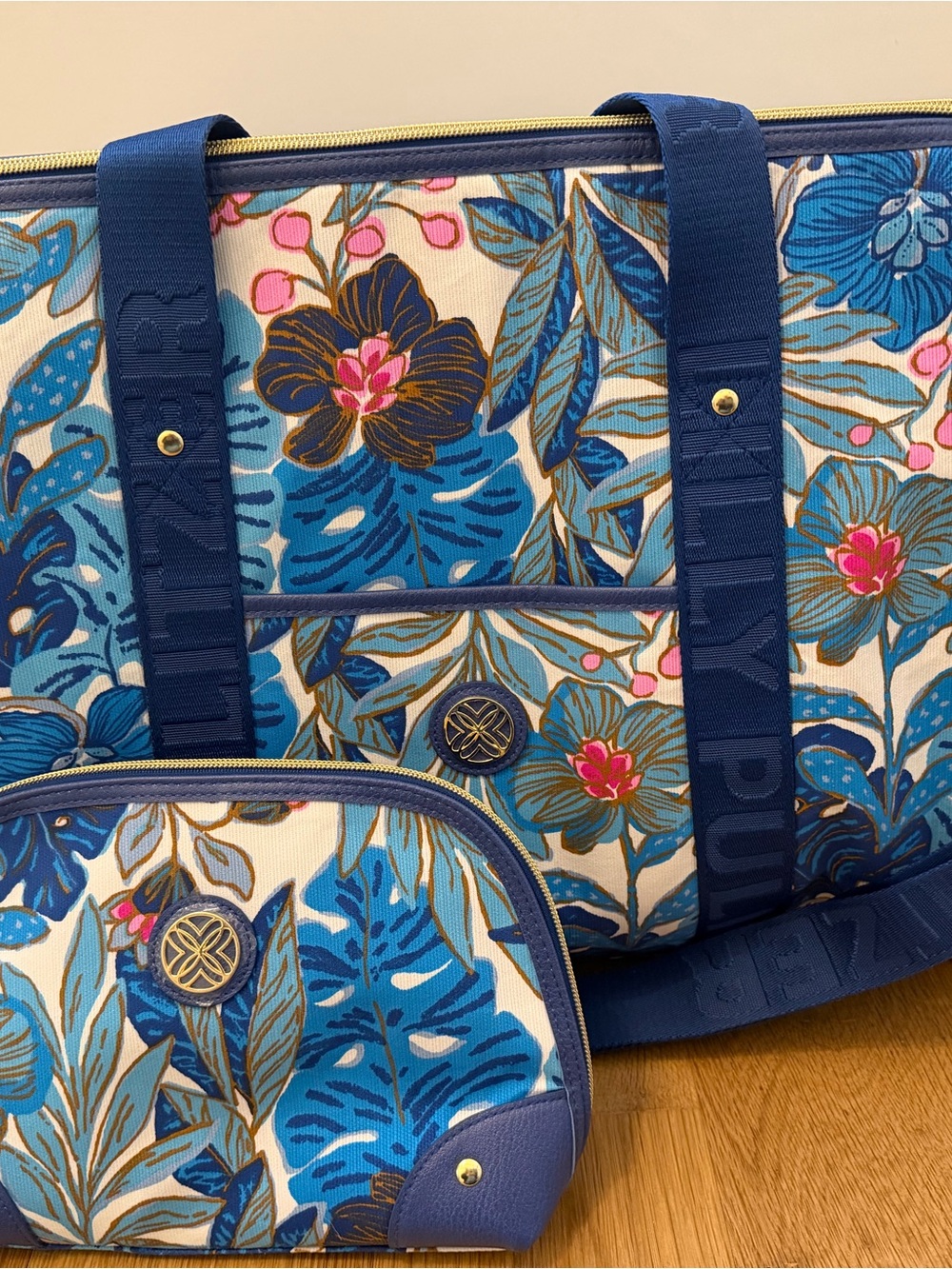 Lilly Pulitzer 3 Piece Set Best Fronds Forever Duffel Tote & Pouch EUC - Picture 2 of 16